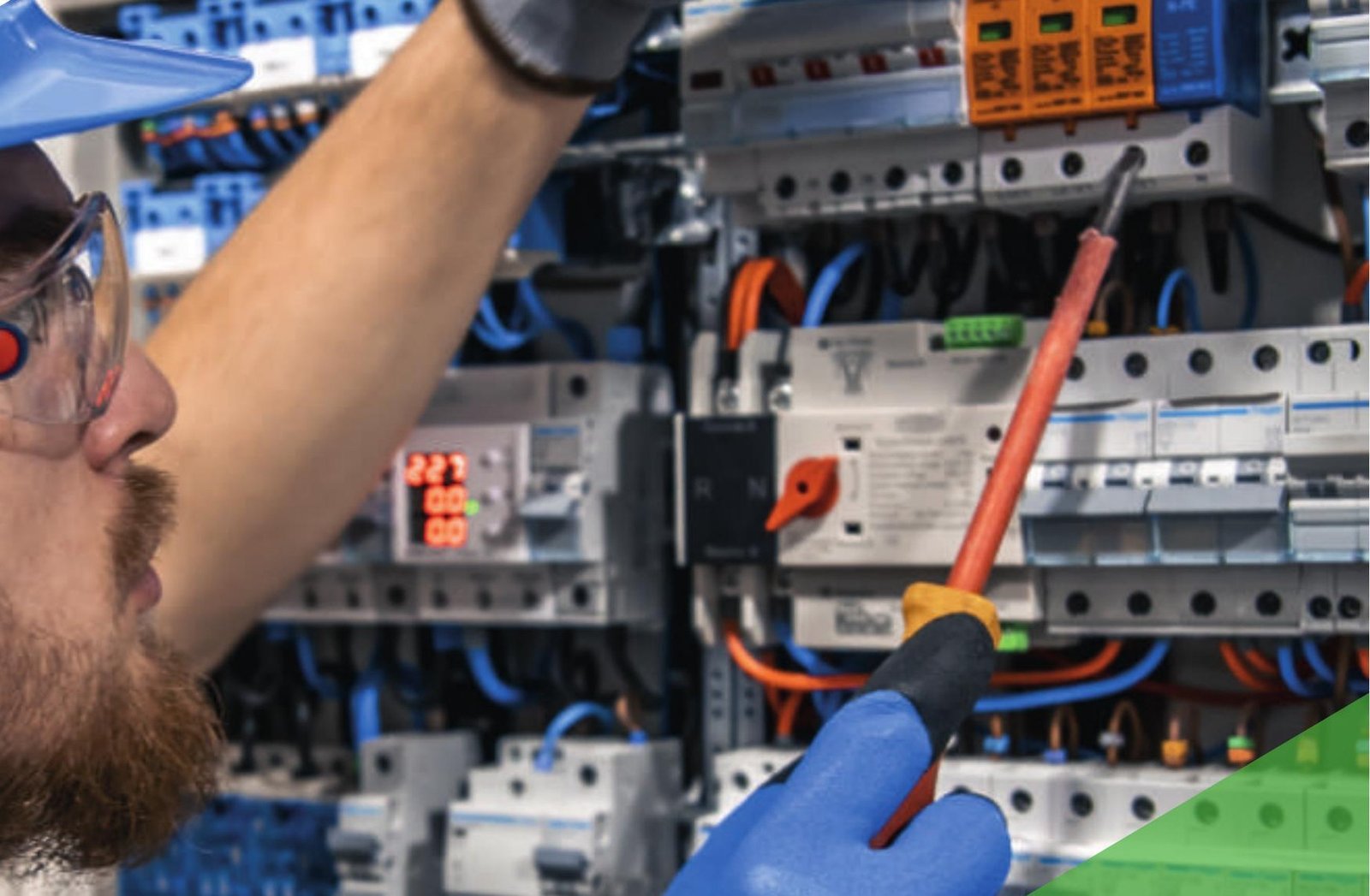 Técnico de Synergia realizando mantenimiento en un tablero eléctrico industrial