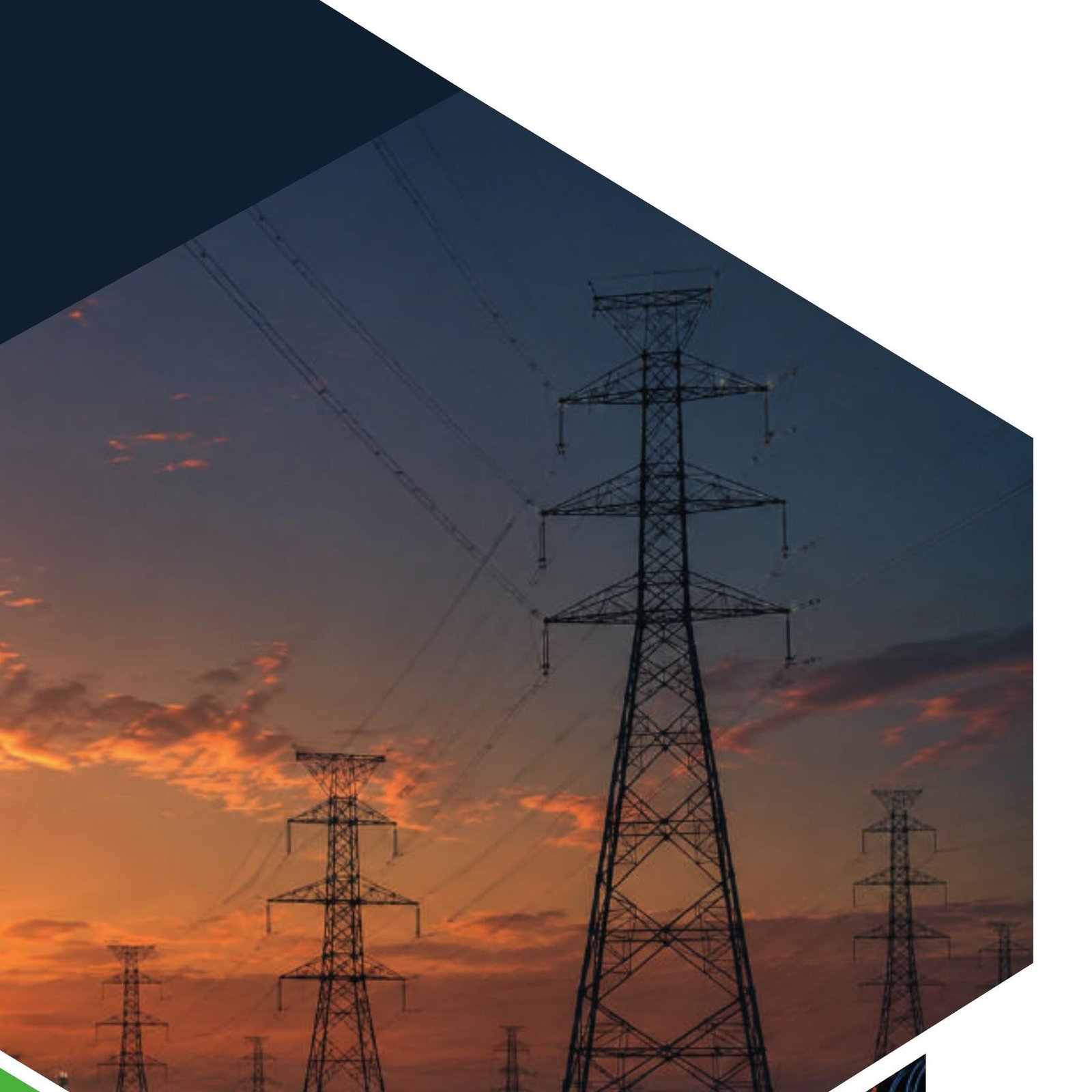 Torres de transmisión eléctrica al atardecer